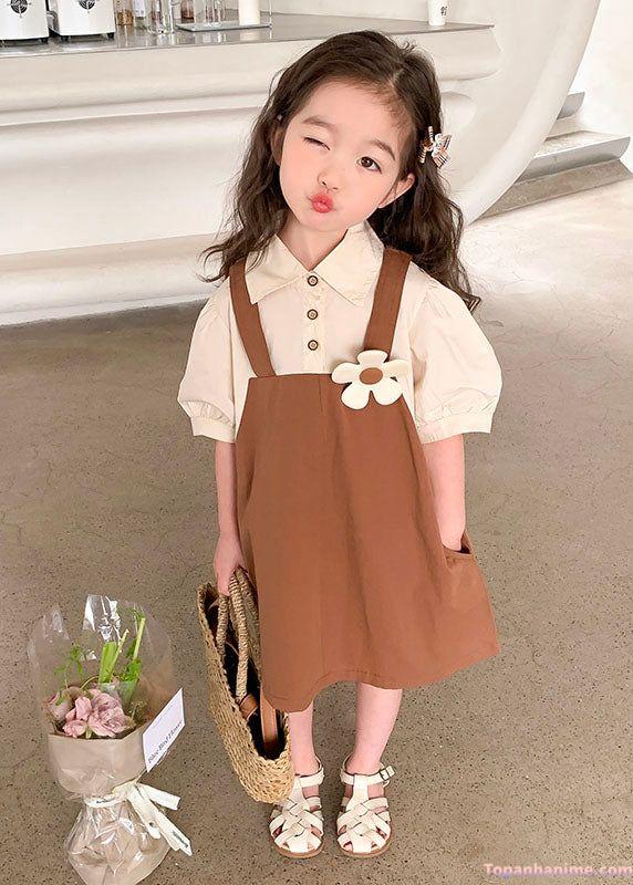 Bé gái chơi đùa vui