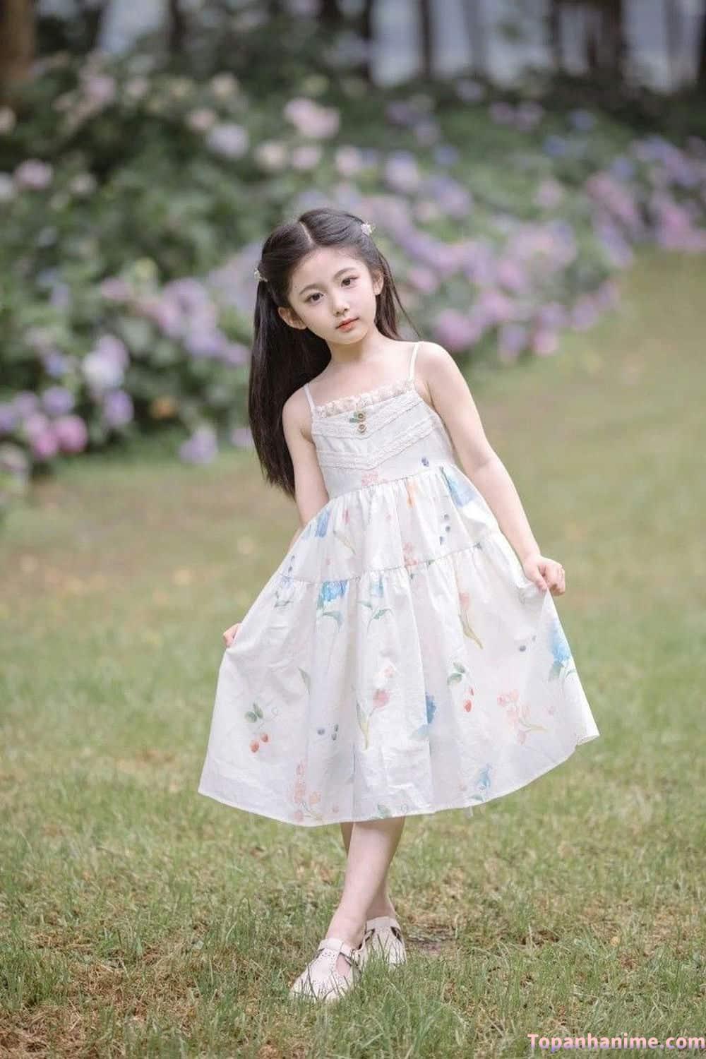 Bé gái tạo dáng cute