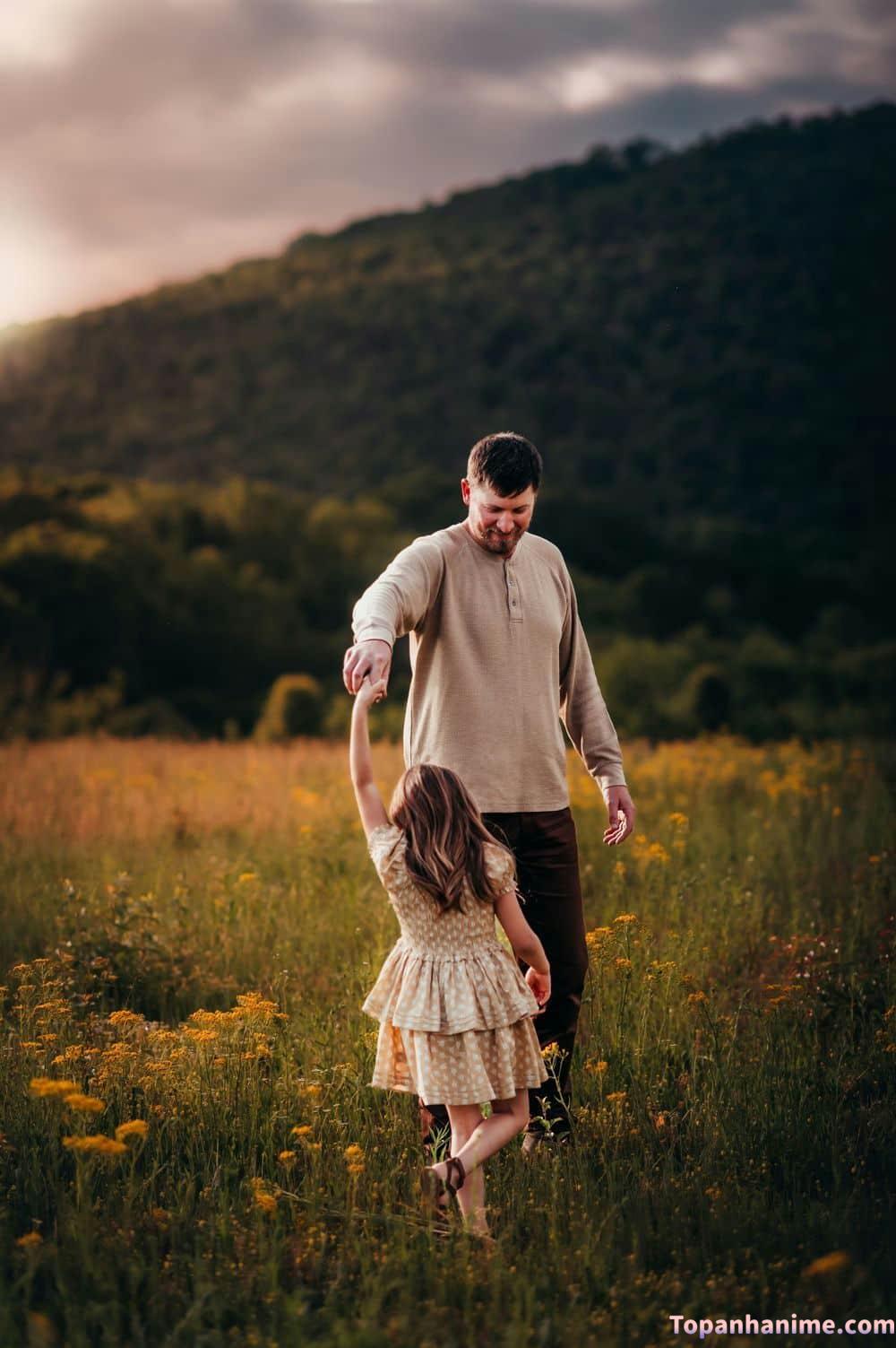 Cha nắm tay con gái