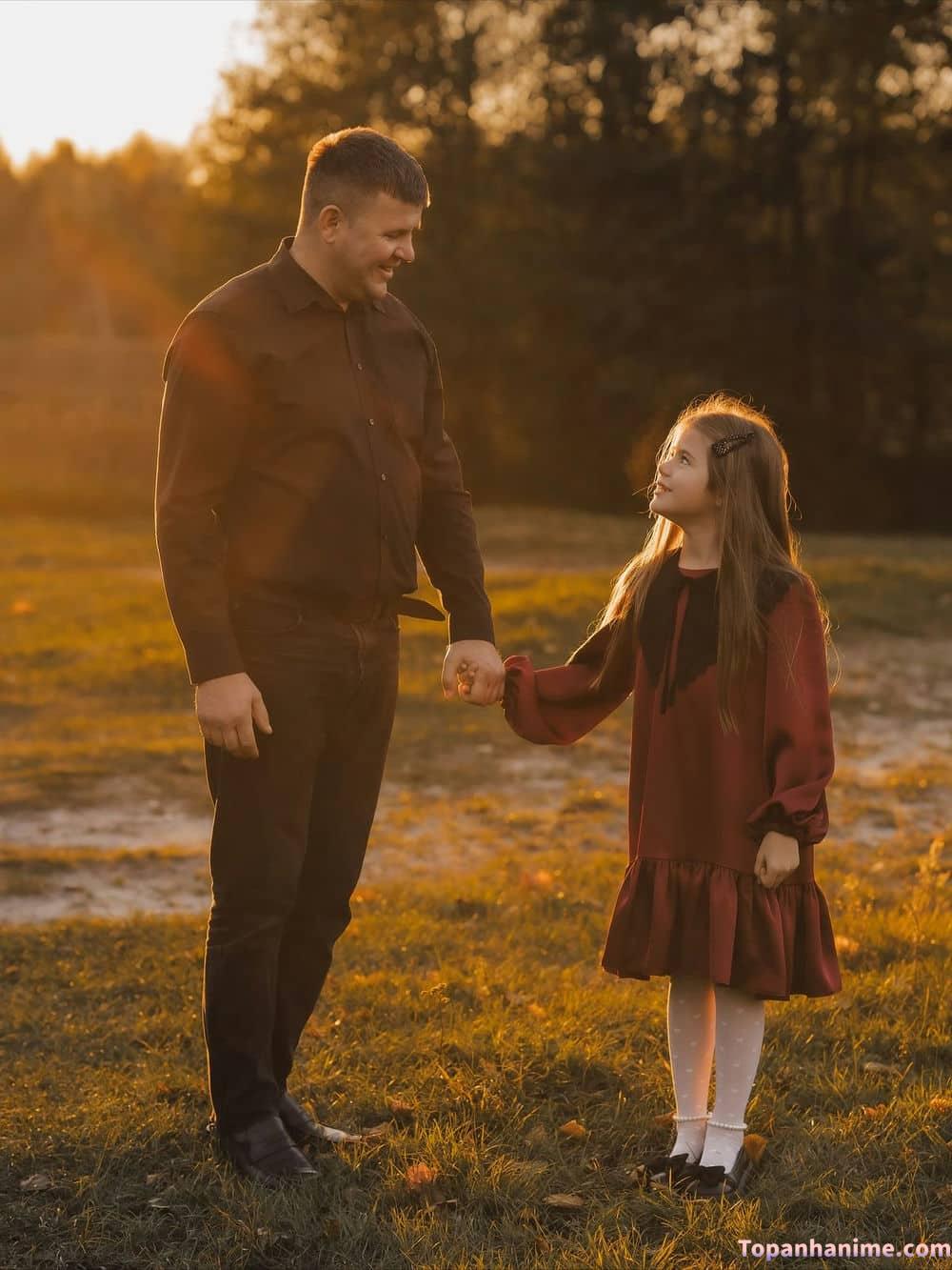 Cha nhìn con gái lớn