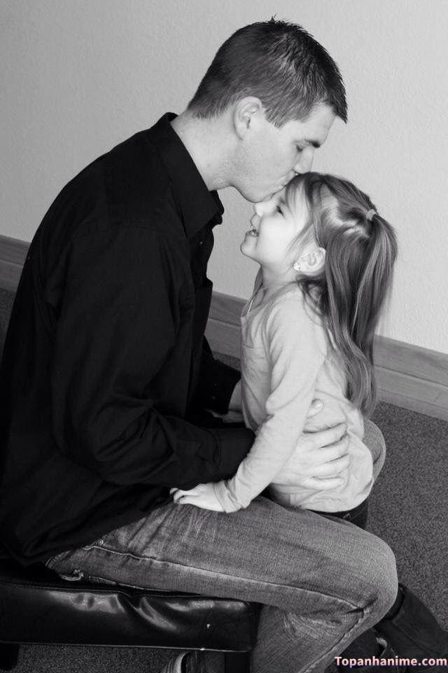 Cha ôm con gái nhỏ