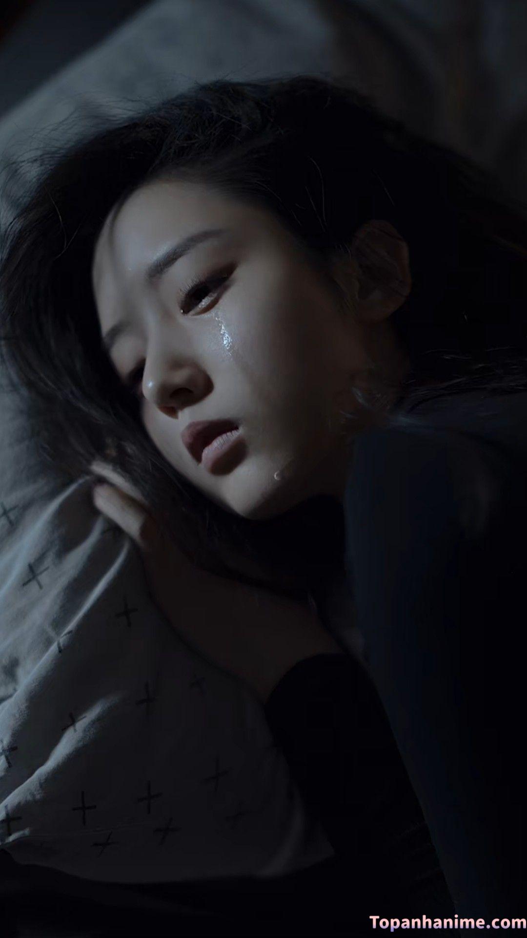 Cô gái khóc một mình