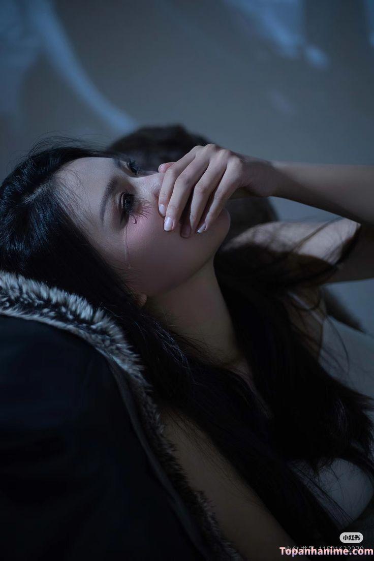 Cô gái khóc vì buồn