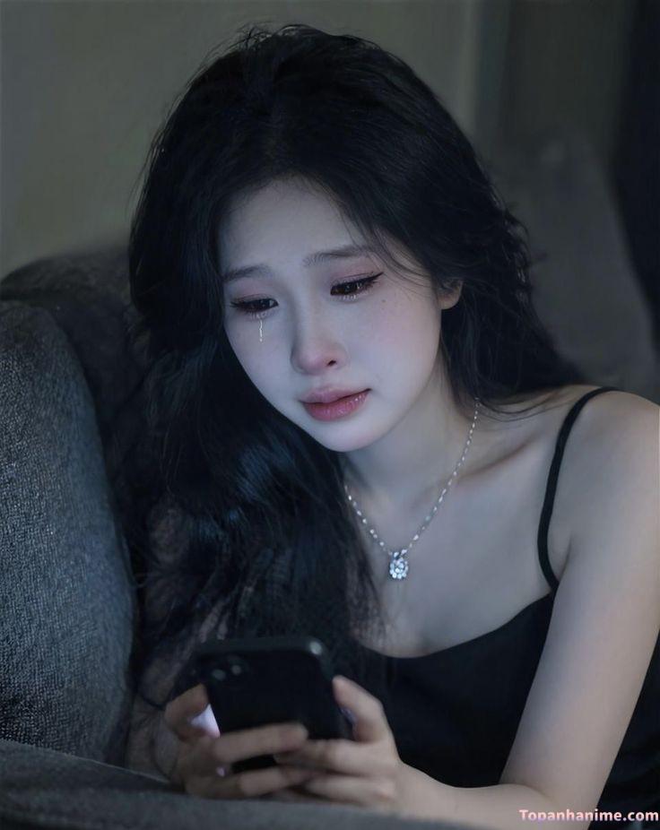 Con gái khóc trong mưa