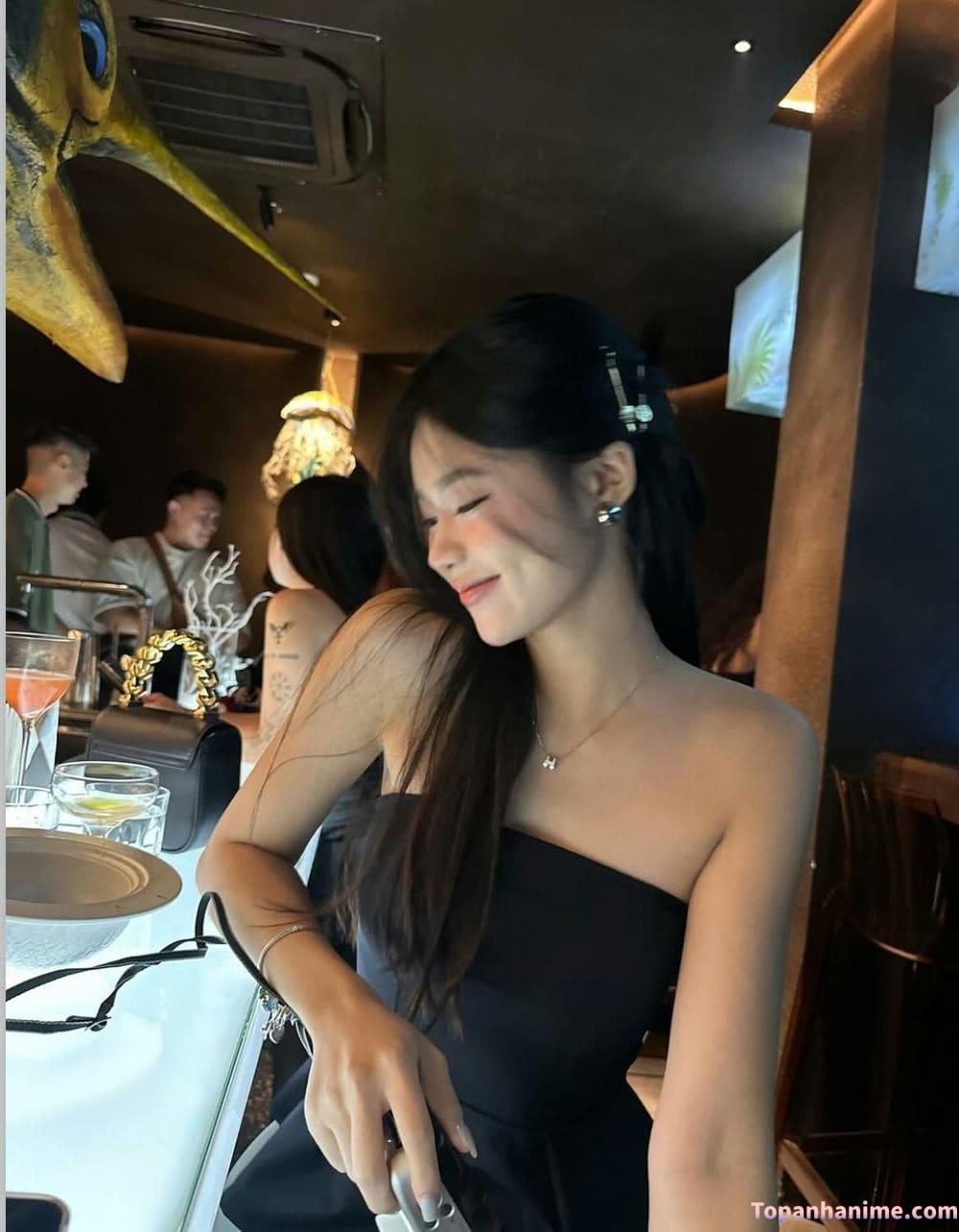 Gái đi bar ánh đèn
