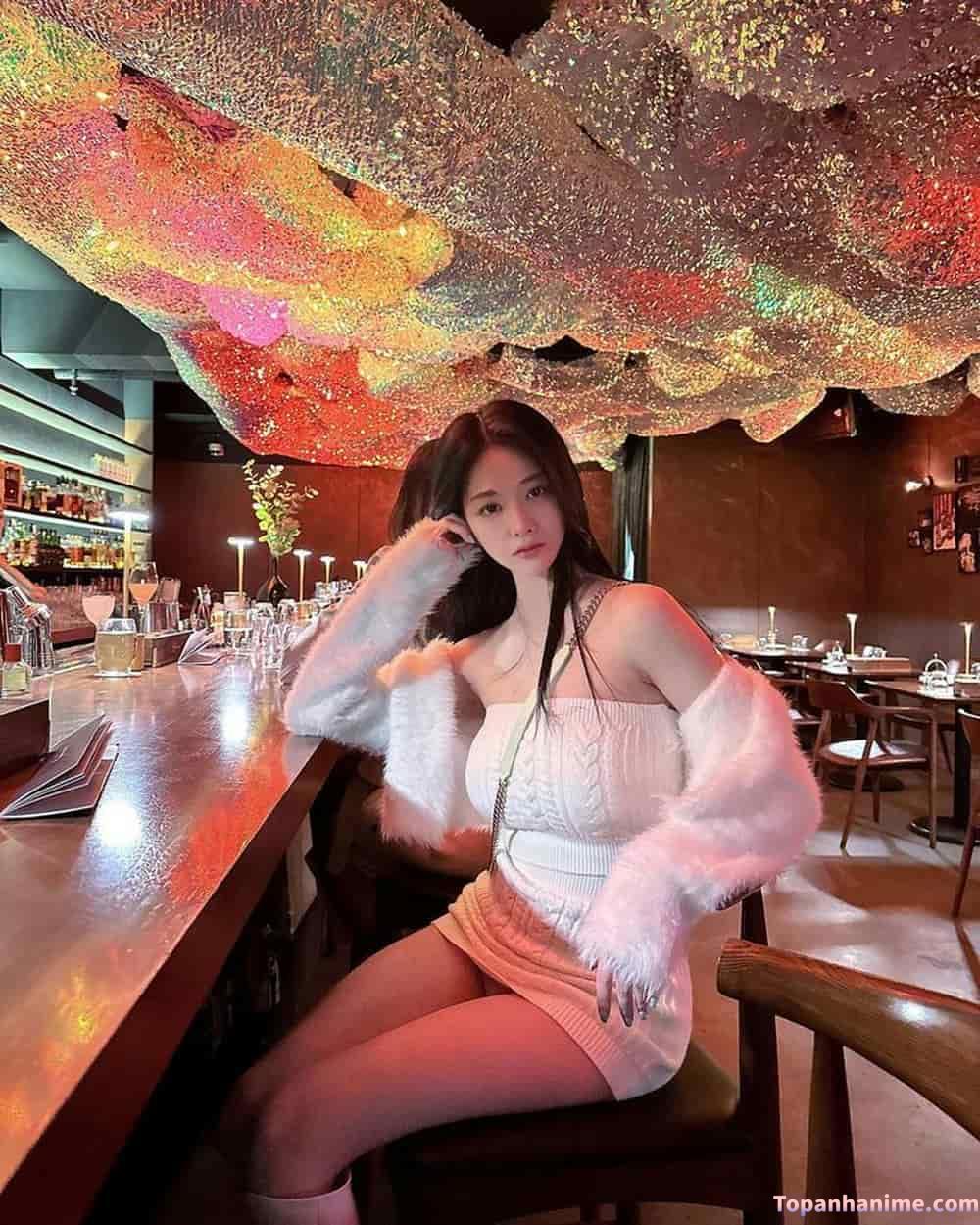 Gái đi bar ban đêm