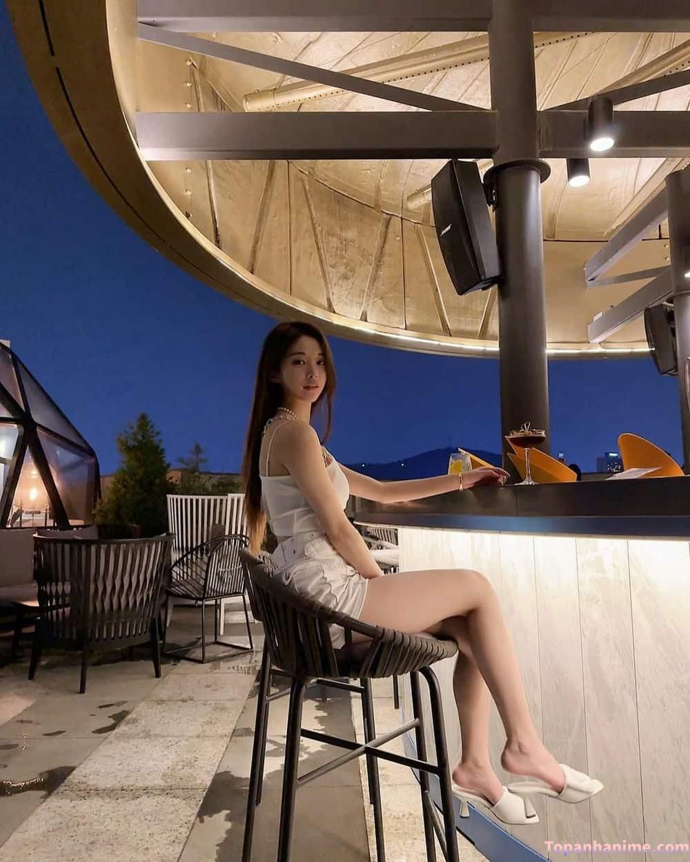 Gái đi bar trẻ trung