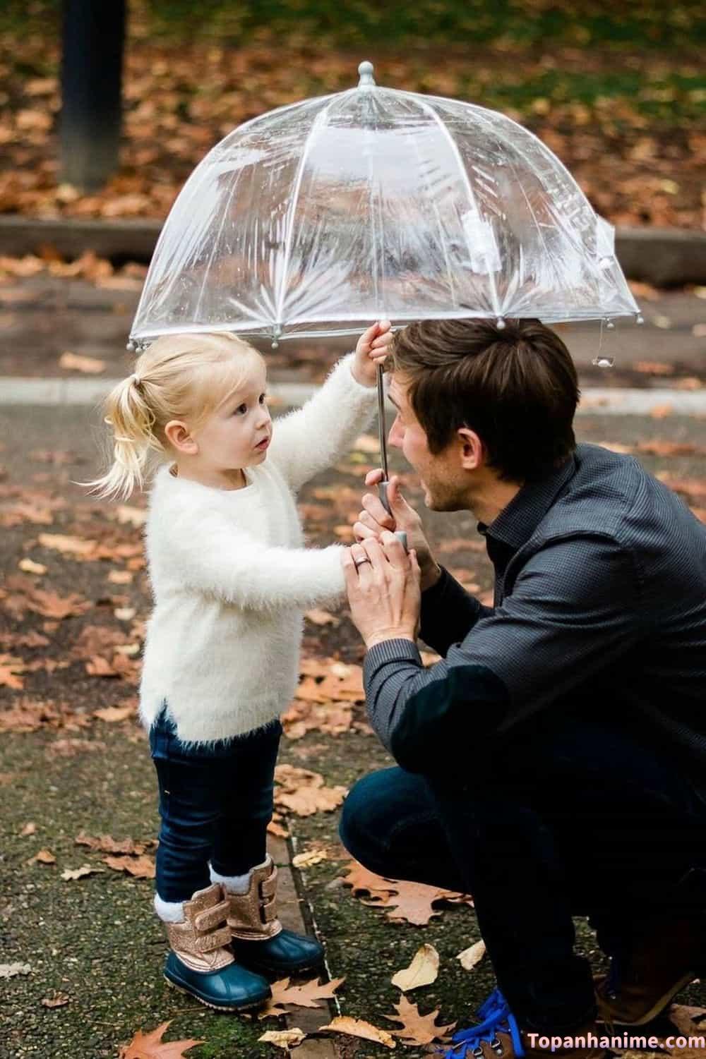 Hình cha dắt con gái