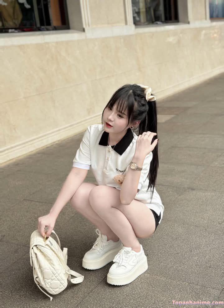 Nữ sinh ánh mắt sáng