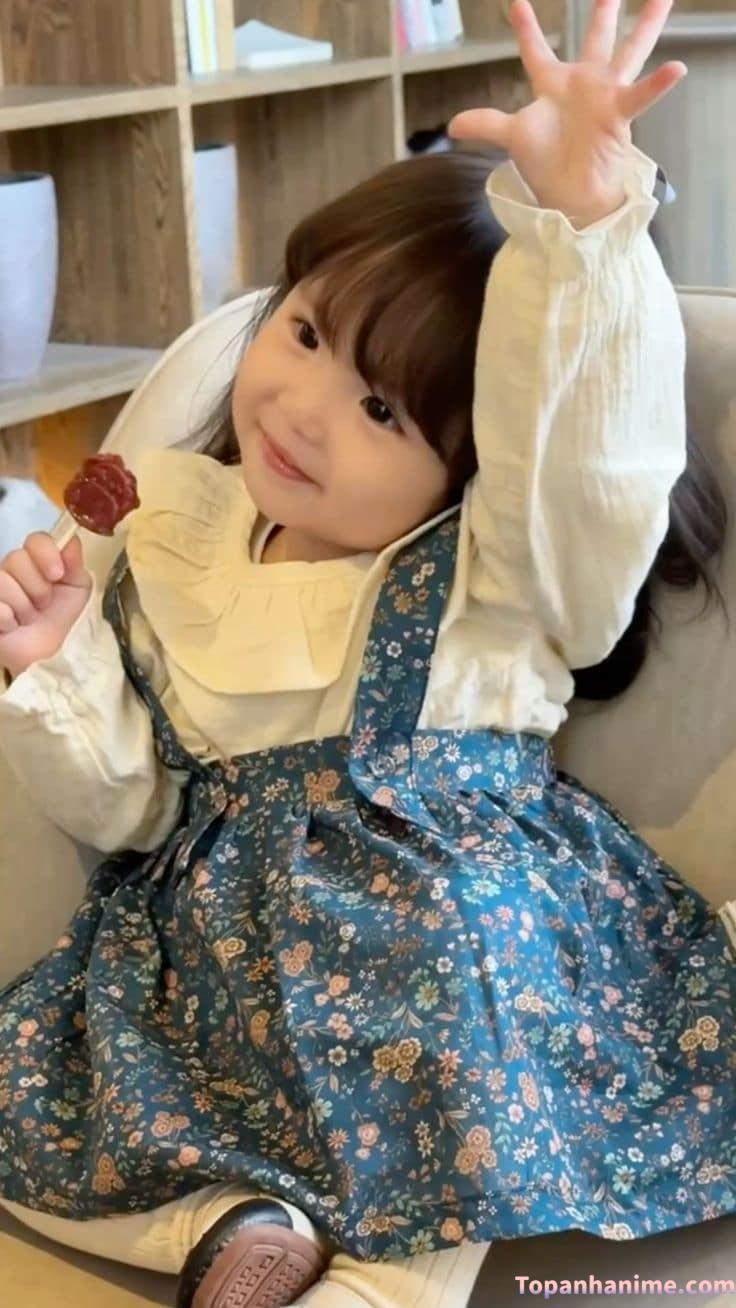 ảnh bé gái đi học