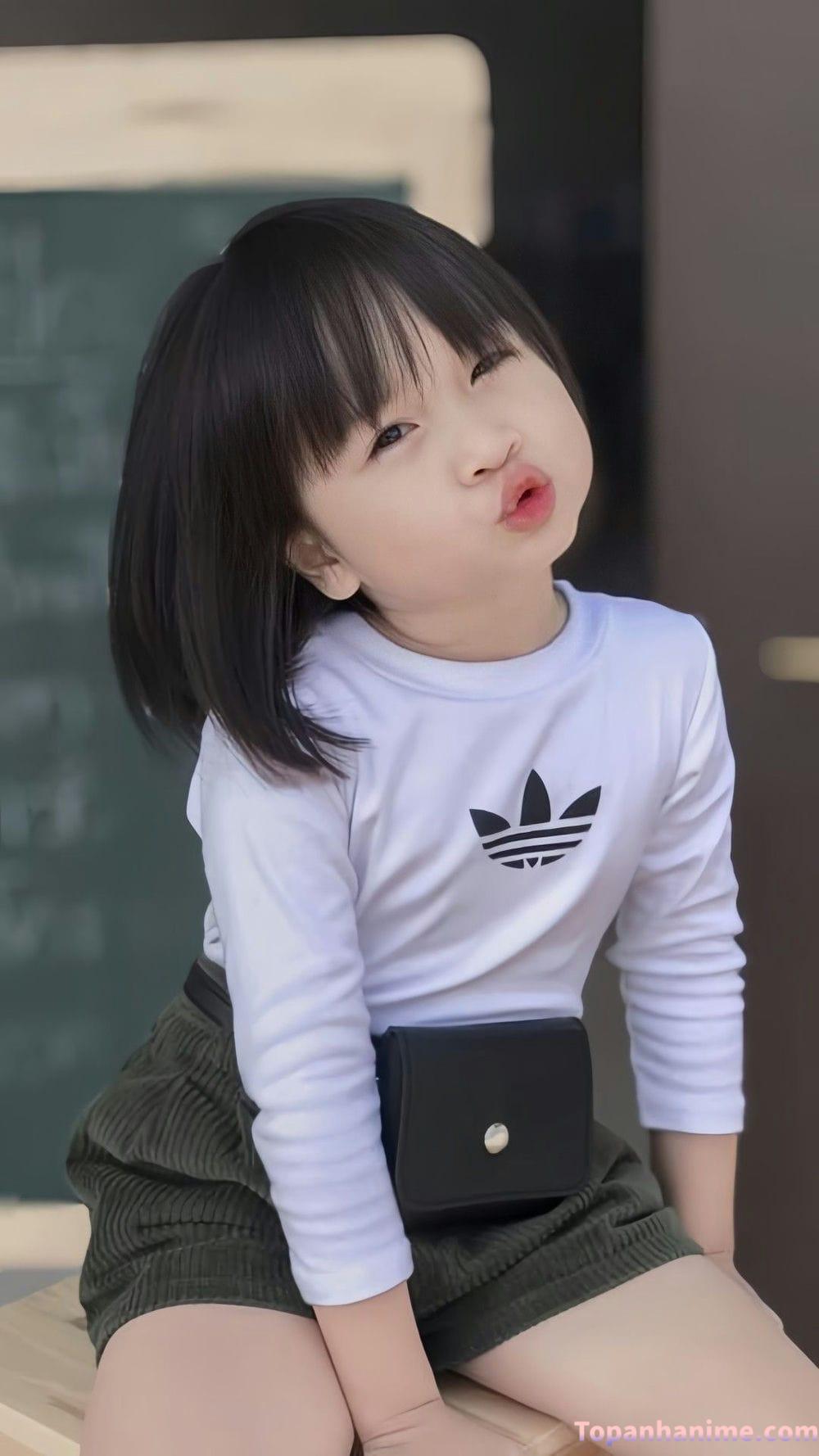 ảnh bé gái đội nón