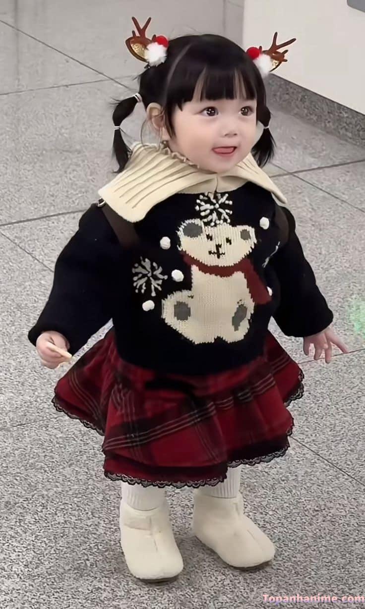 ảnh bé gái mặc váy