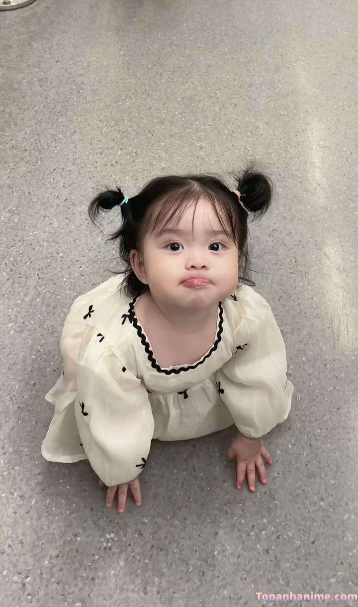 ảnh bé gái vui đùa