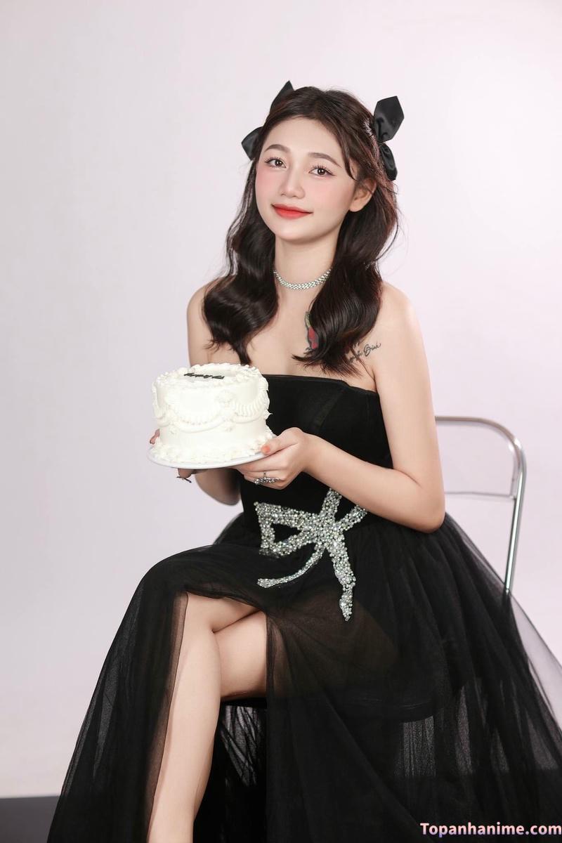 ảnh gái xinh cầm bánh gato chúc mừng xinh nhật