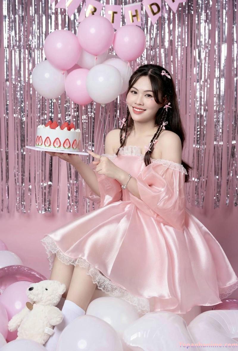 ảnh gái xinh cầm bánh xinh nhật dễ thương