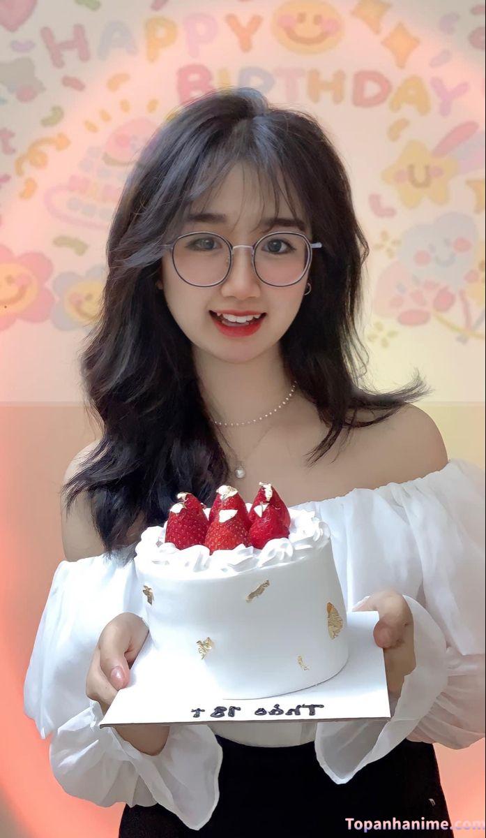 cô gái xinh chúc mừng sinh nhật