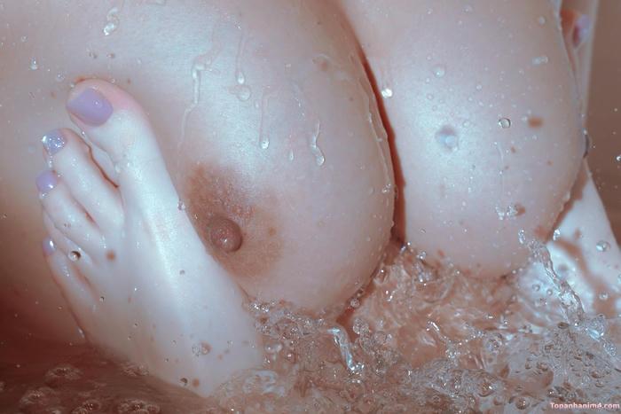 Hình vú to không che mê đắm