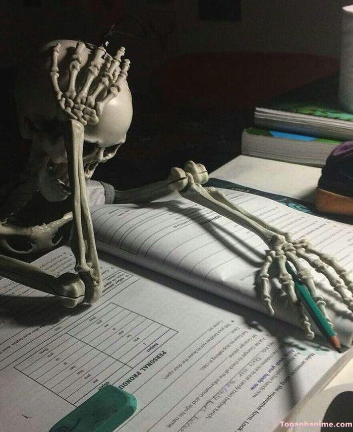 meme suy nghĩ nhìn trầm tư