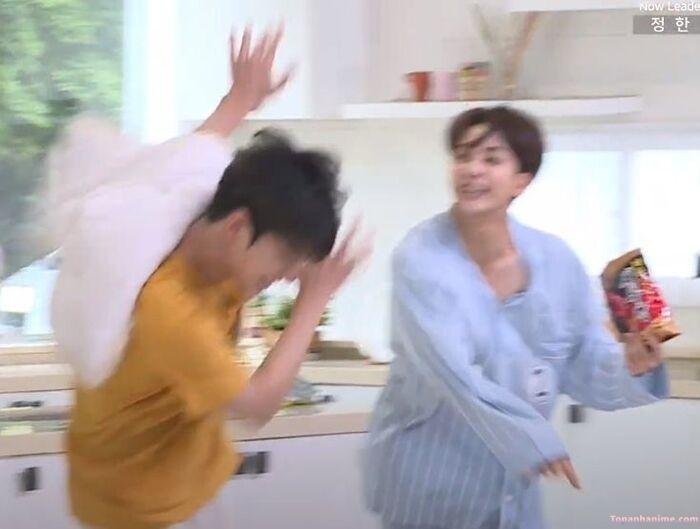 meme tát nhìn hài hước