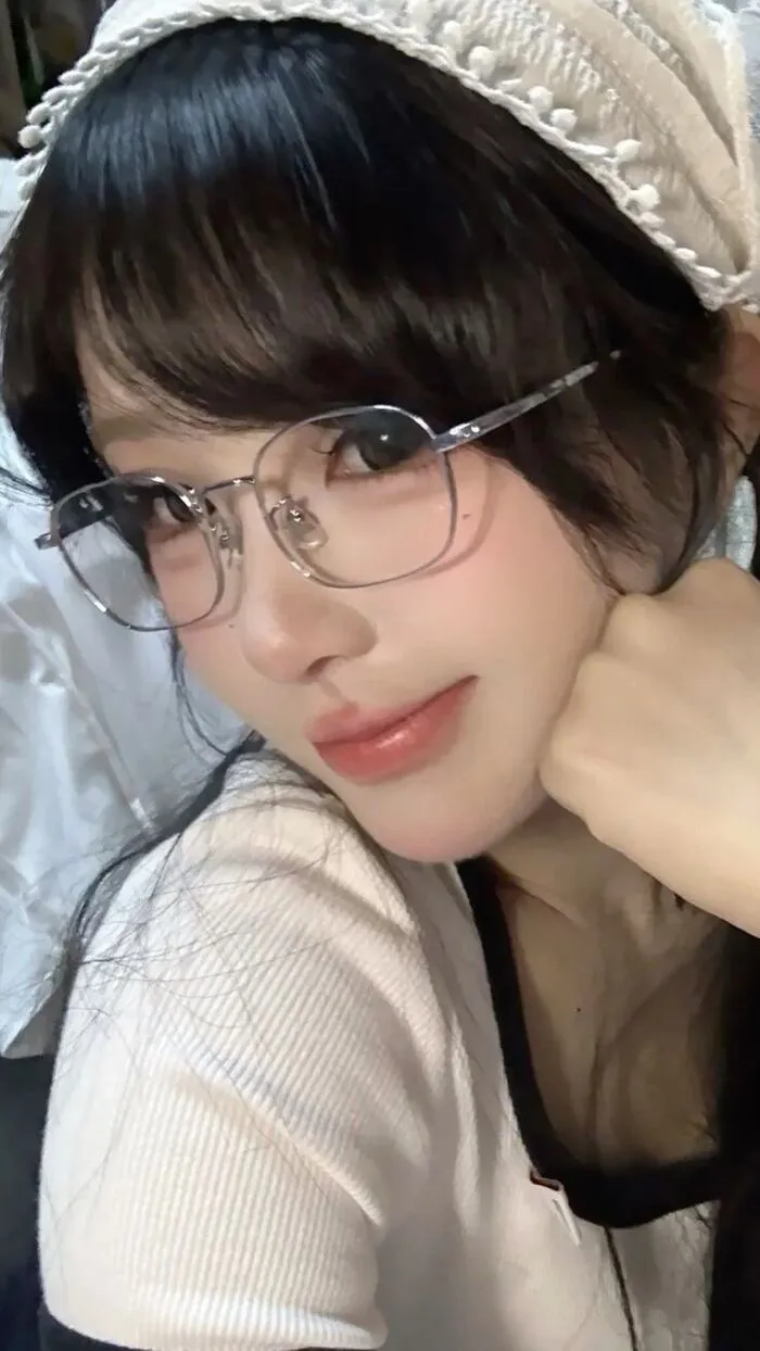 Tổng hợp 188+ ảnh gái xinh đeo kính cực cuốn hút Tổng hợp 188+ ảnh gái xinh đeo kính cực cuốn hút