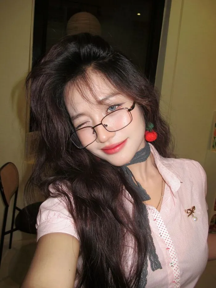 Tổng hợp 188+ ảnh gái xinh đeo kính cực cuốn hút Tổng hợp 188+ ảnh gái xinh đeo kính cực cuốn hút