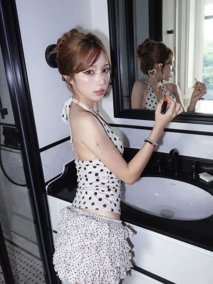 Tổng hợp 128+ gái xinh hở hang cuốn hút khó rời mắt Tổng hợp 128+ gái xinh hở hang cuốn hút khó rời mắt
